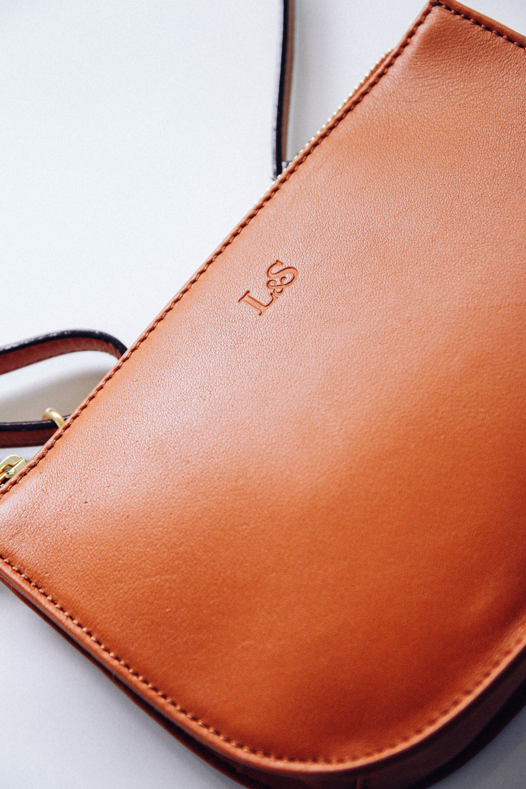 Lo & Sons - The Waverley's adjustable strap allows the bag